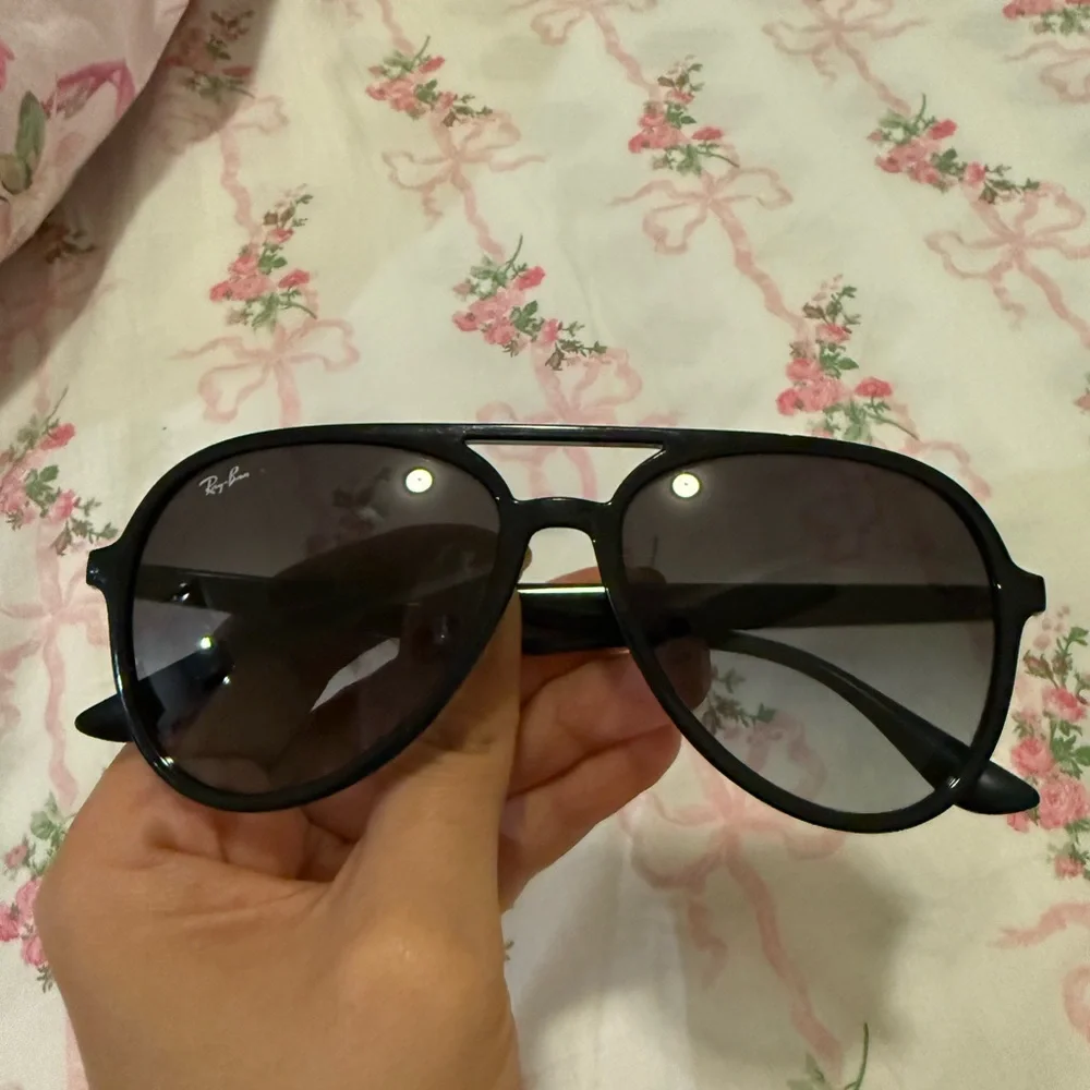 Ray-Ban Classic Black Sunglasses - Picture 14 of 14